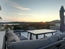 Luxe villa met privé-verwarmd zwembad en panoramisch zeezicht in Bilice - thumbnail 3