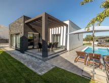 Villa Andrea: Luxe privévilla met verwarmd zwembad op 200m van zee - thumbnail 1