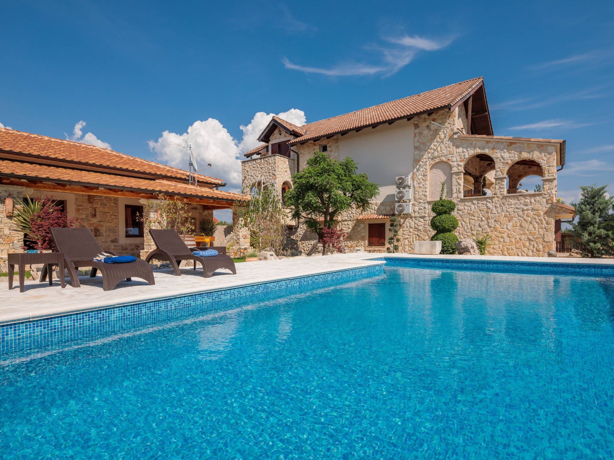 Villa Rustica mit traditionellem und rustikalem Touch