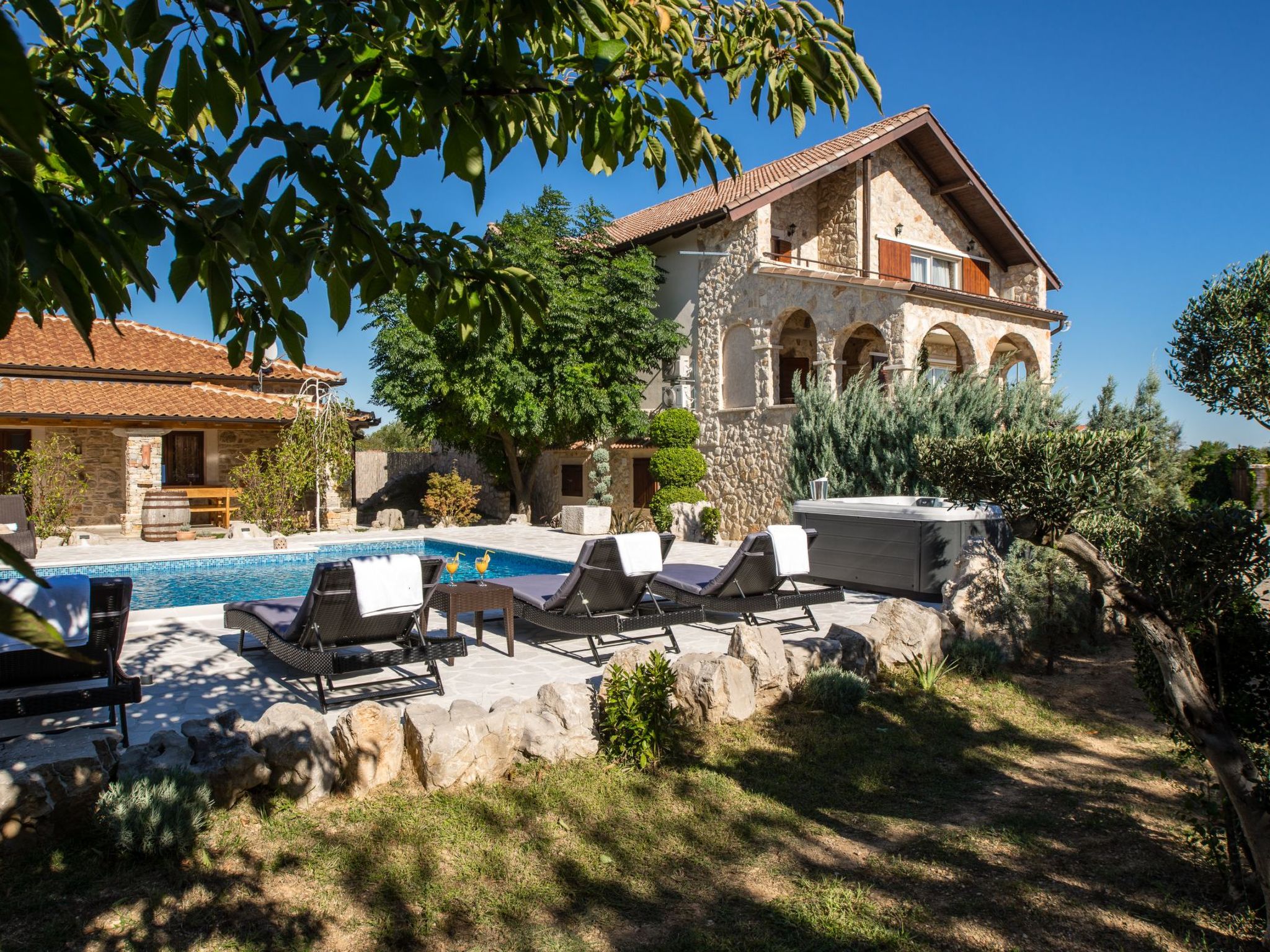 Villa Rustica mit traditionellem und rustikalem Touch