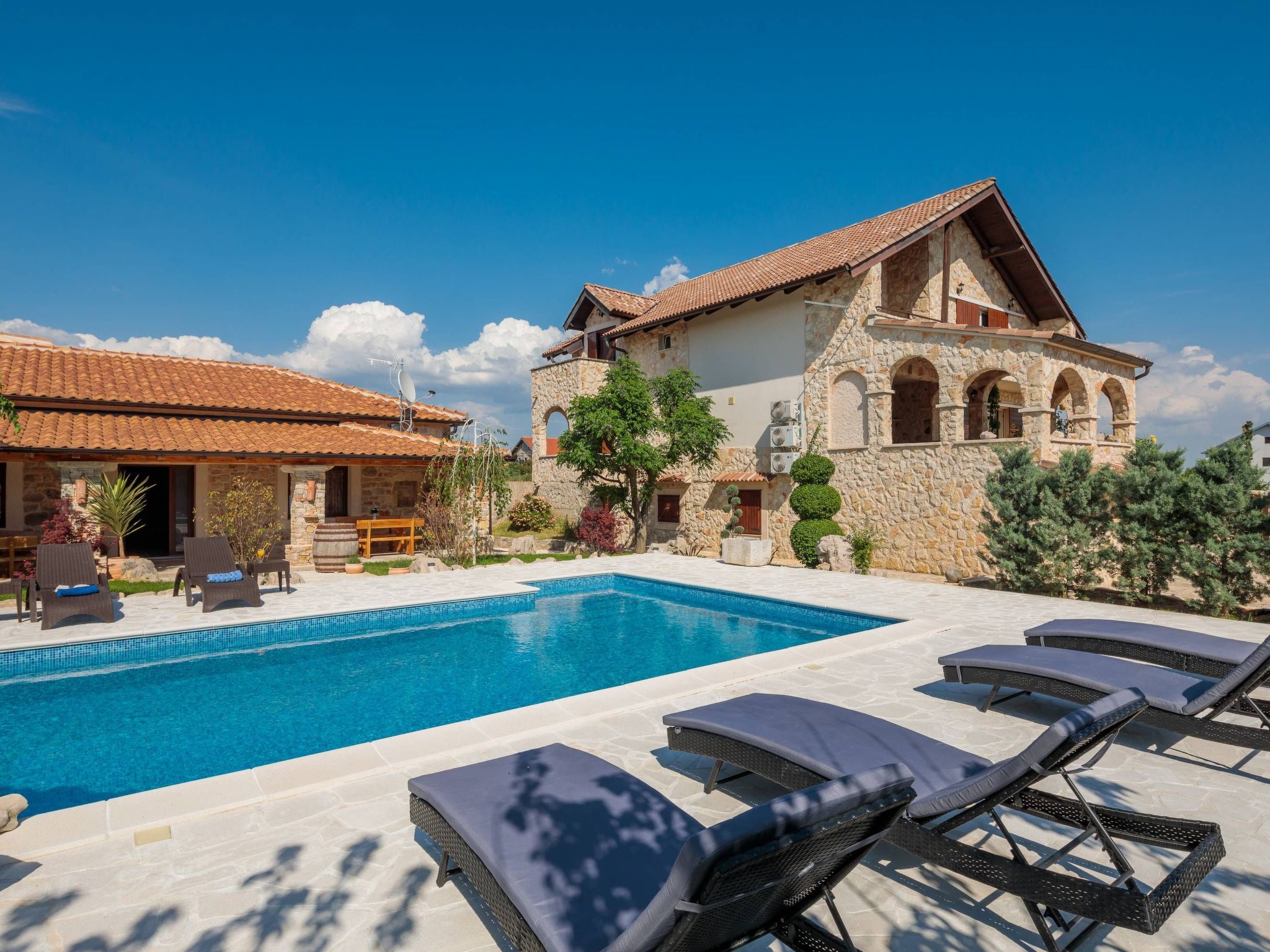 Villa Rustica mit traditionellem und rustikalem Touch-Image-tags.info