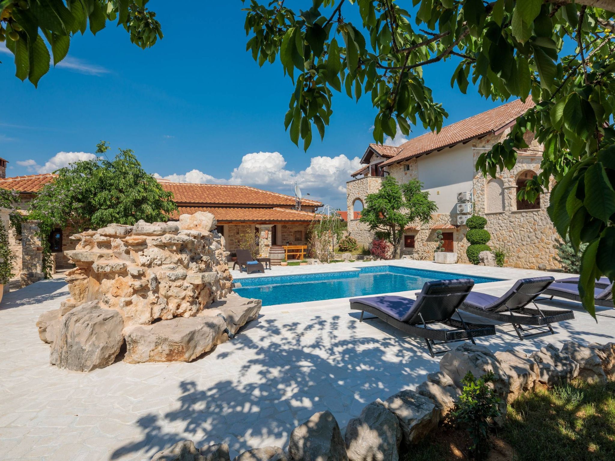 Villa Rustica mit traditionellem und rustikalem Touch-Image-tags.info