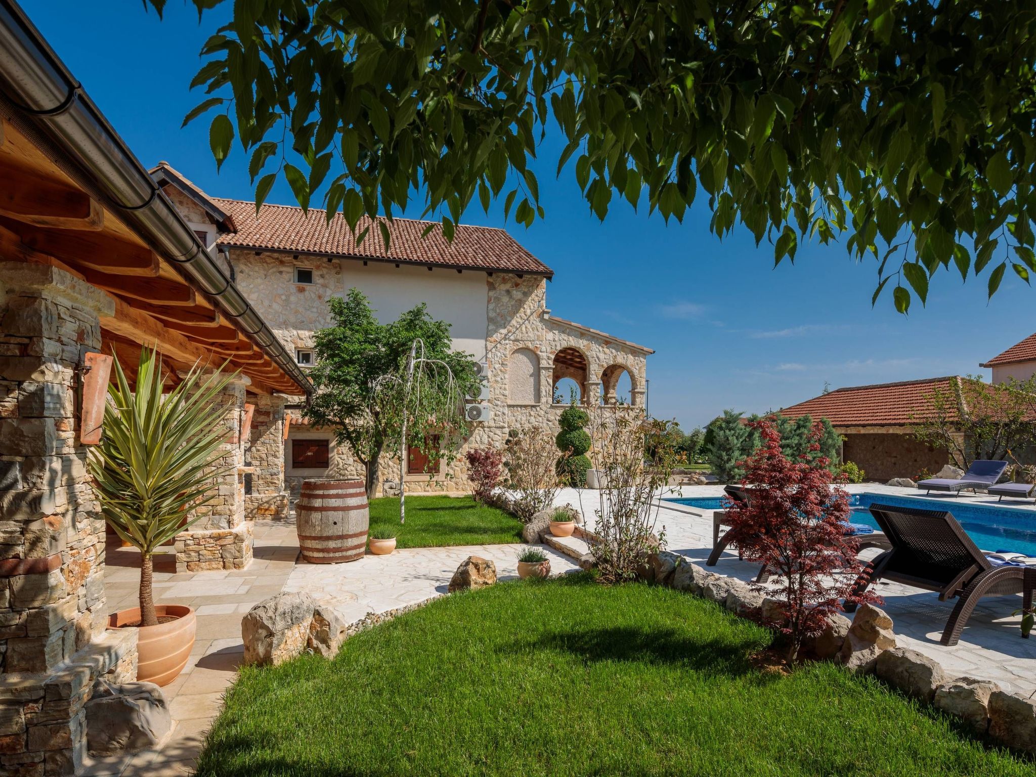 Villa Rustica mit traditionellem und rustikalem Touch-Image-tags.info