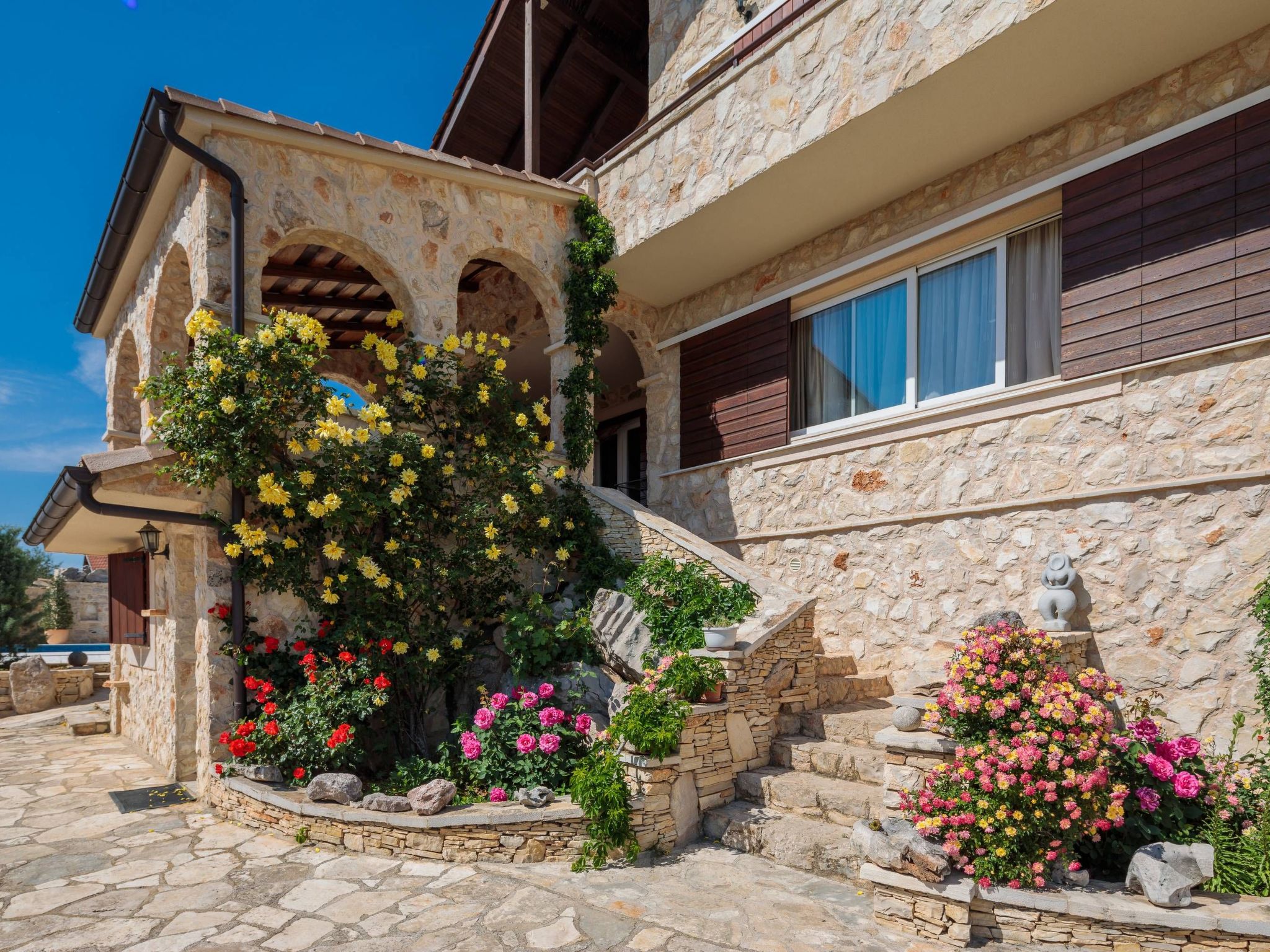 Villa Rustica mit traditionellem und rustikalem Touch-Image-tags.info