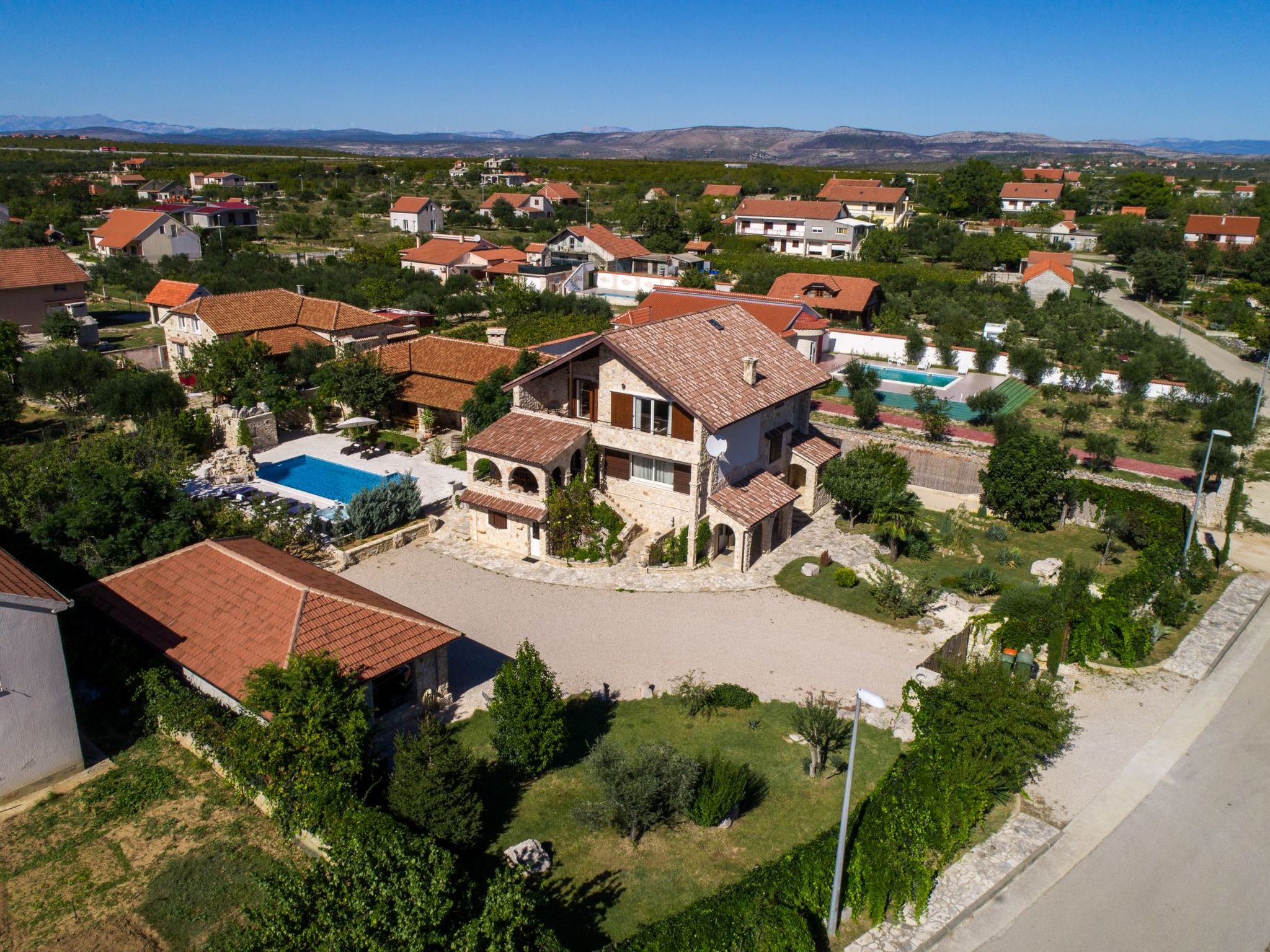 Villa Rustica mit traditionellem und rustikalem Touch-Image-tags.info