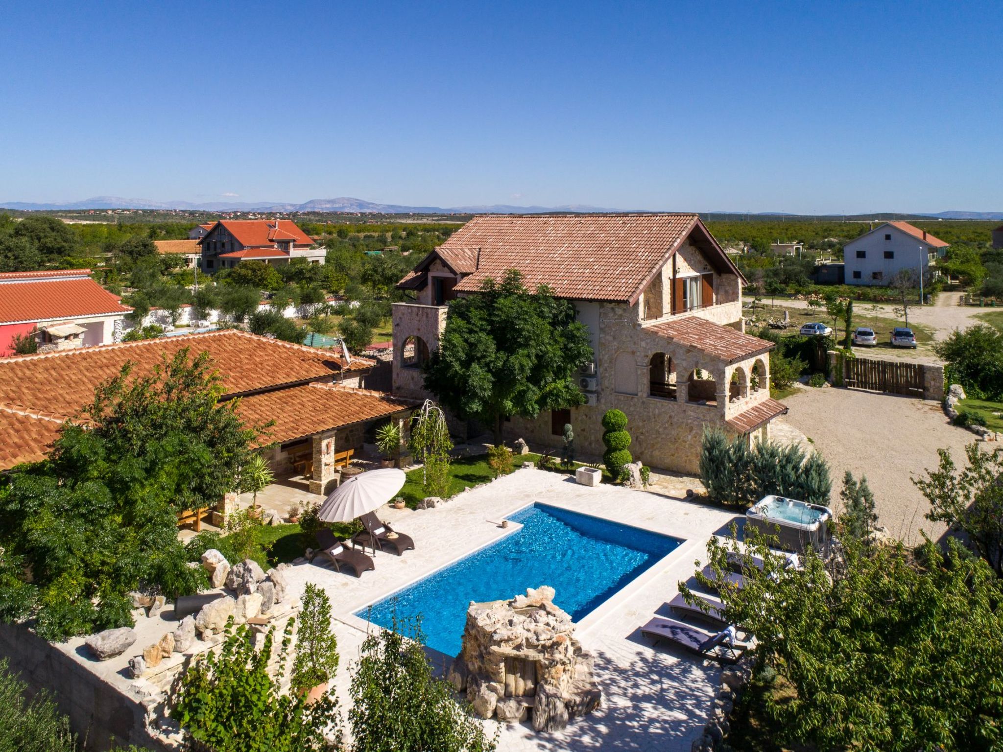 Villa Rustica mit traditionellem und rustikalem Touch-Image-tags.info