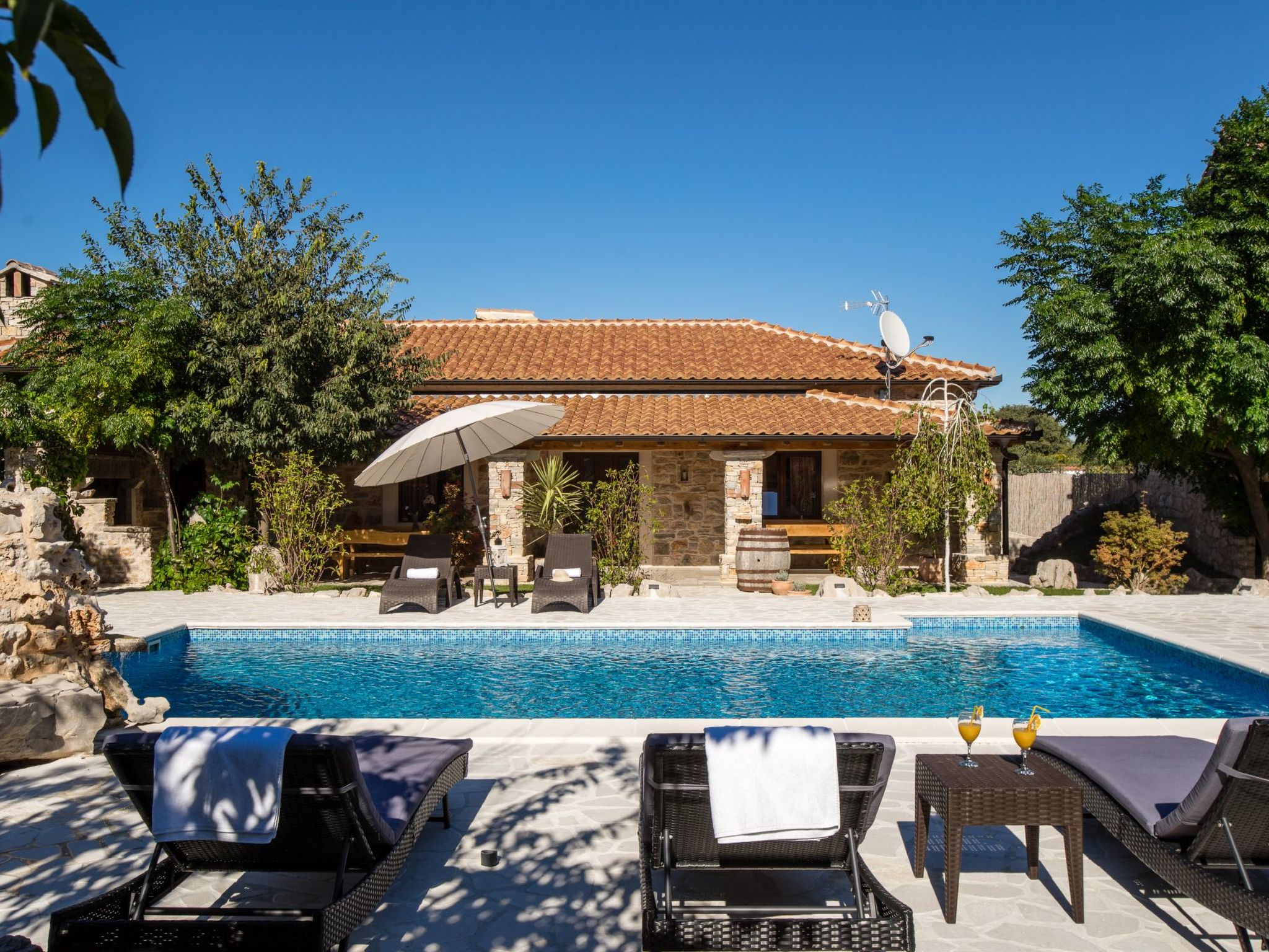 Villa Rustica mit traditionellem und rustikalem Touch-Image-tags.info