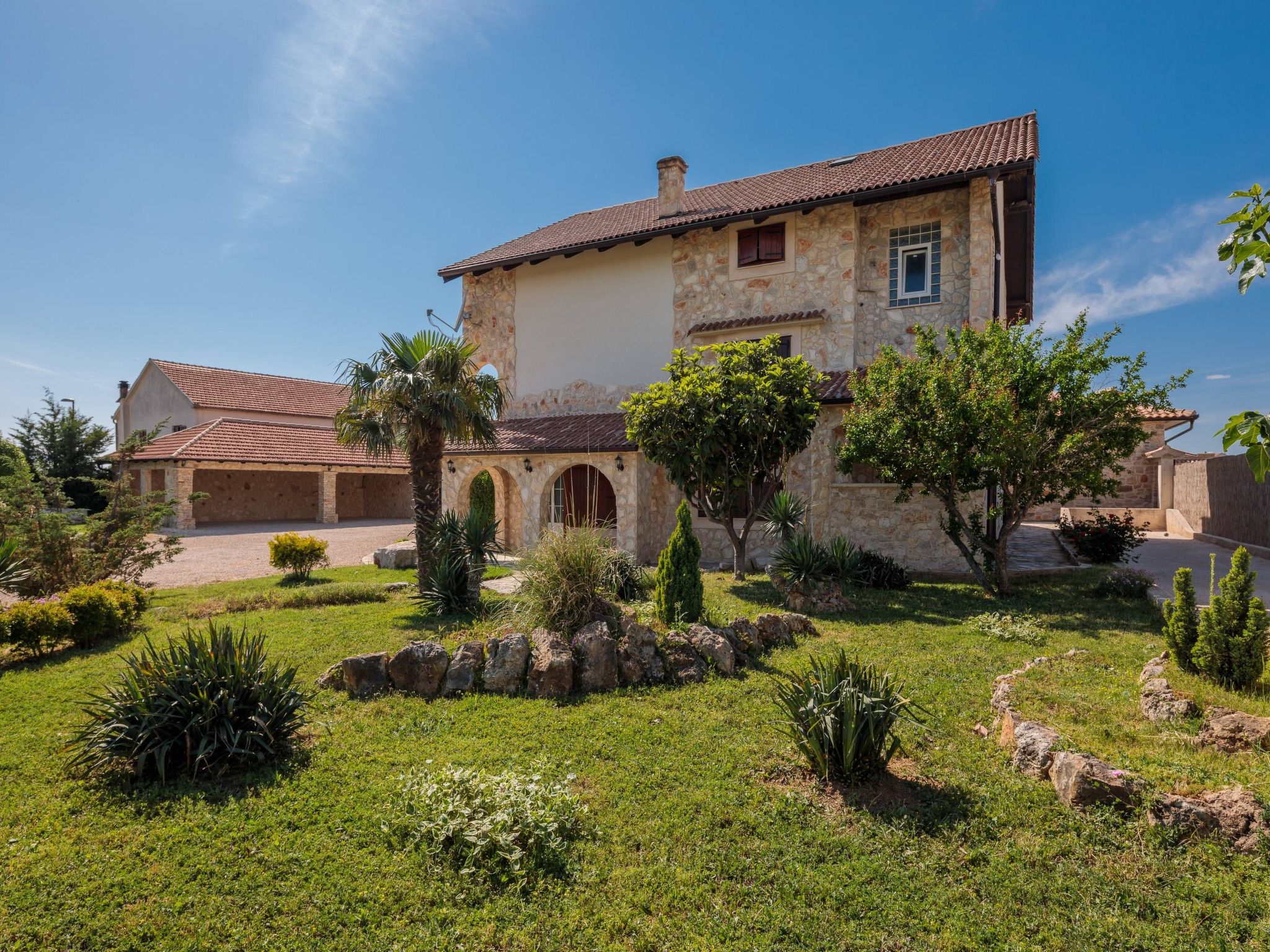 Villa Rustica mit traditionellem und rustikalem Touch-Image-tags.info