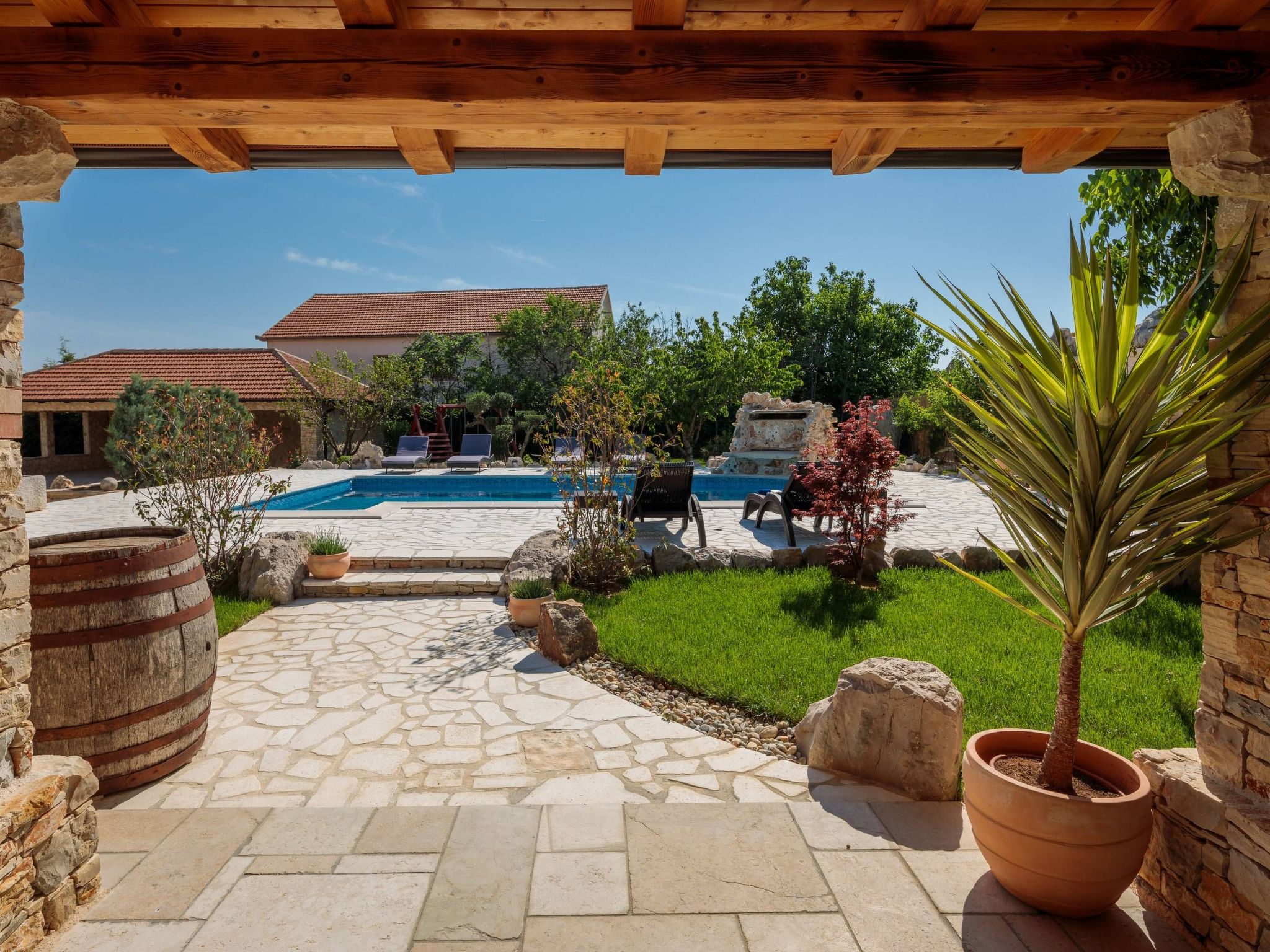 Villa Rustica mit traditionellem und rustikalem Touch-Image-tags.info