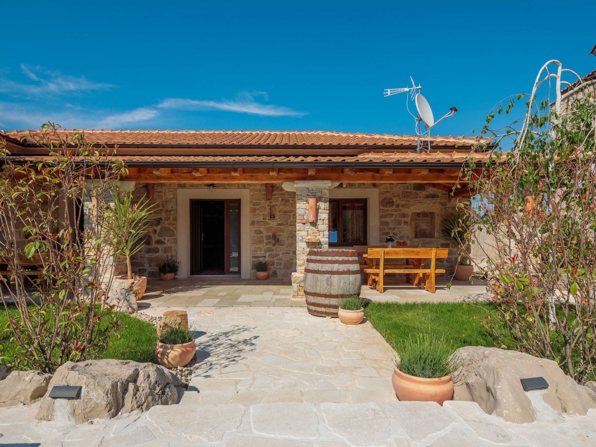 Villa Rustica mit traditionellem und rustikalem Touch-Image-tags.info