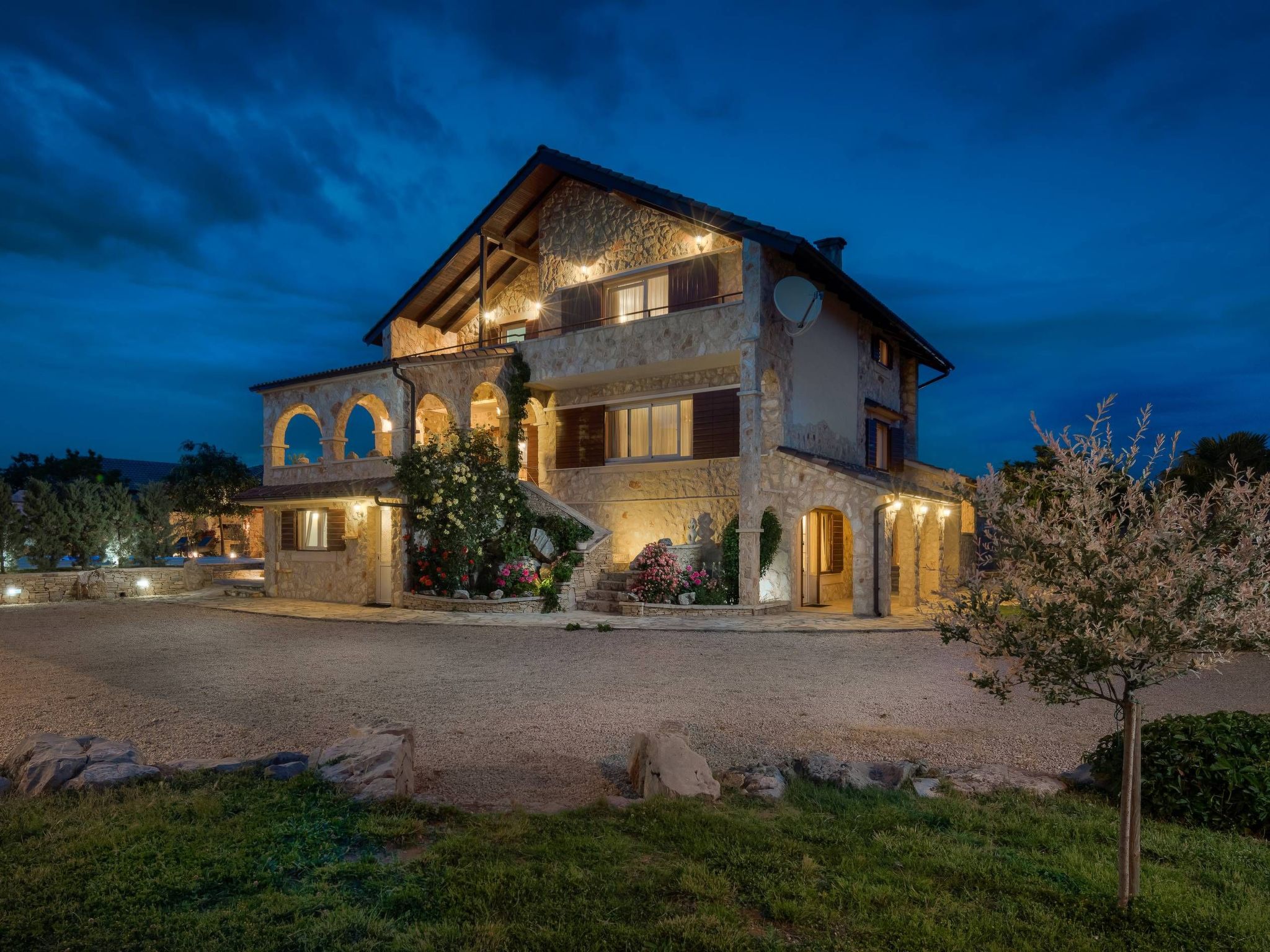 Villa Rustica mit traditionellem und rustikalem Touch-Image-tags.info