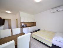 Appartement Katarina 2: 80m van strand in Brodarica, nabij Šibenik - thumbnail 6