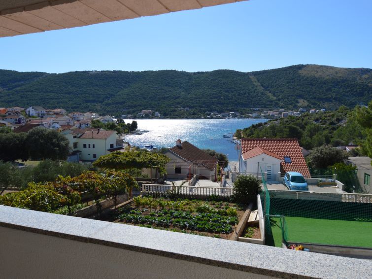 Ruim 9-persoons appartement met zeezicht en wellness in Šibenik in Šibenik