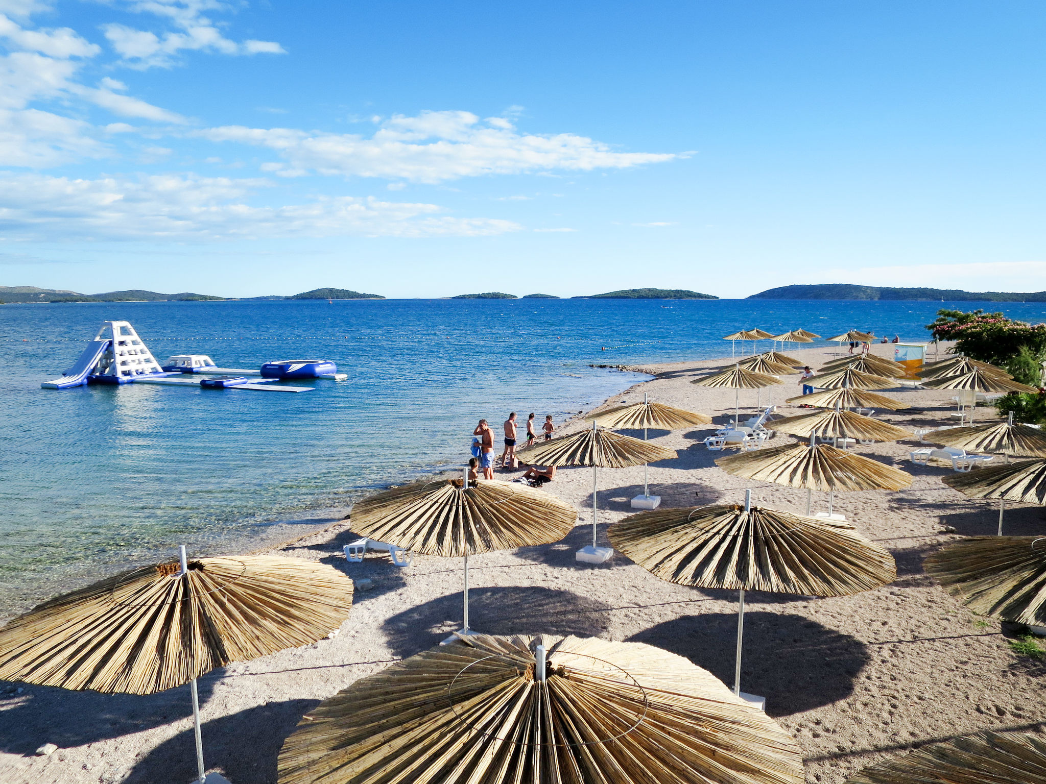 für 3 Personen und 1 Kind in Sibenik, Dalmatien — Beach (4 of 12)