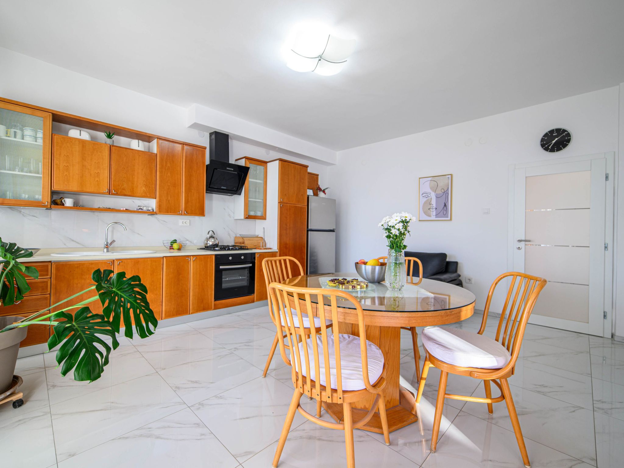 Wohnung mit Blick auf das Wasser-Drinnen