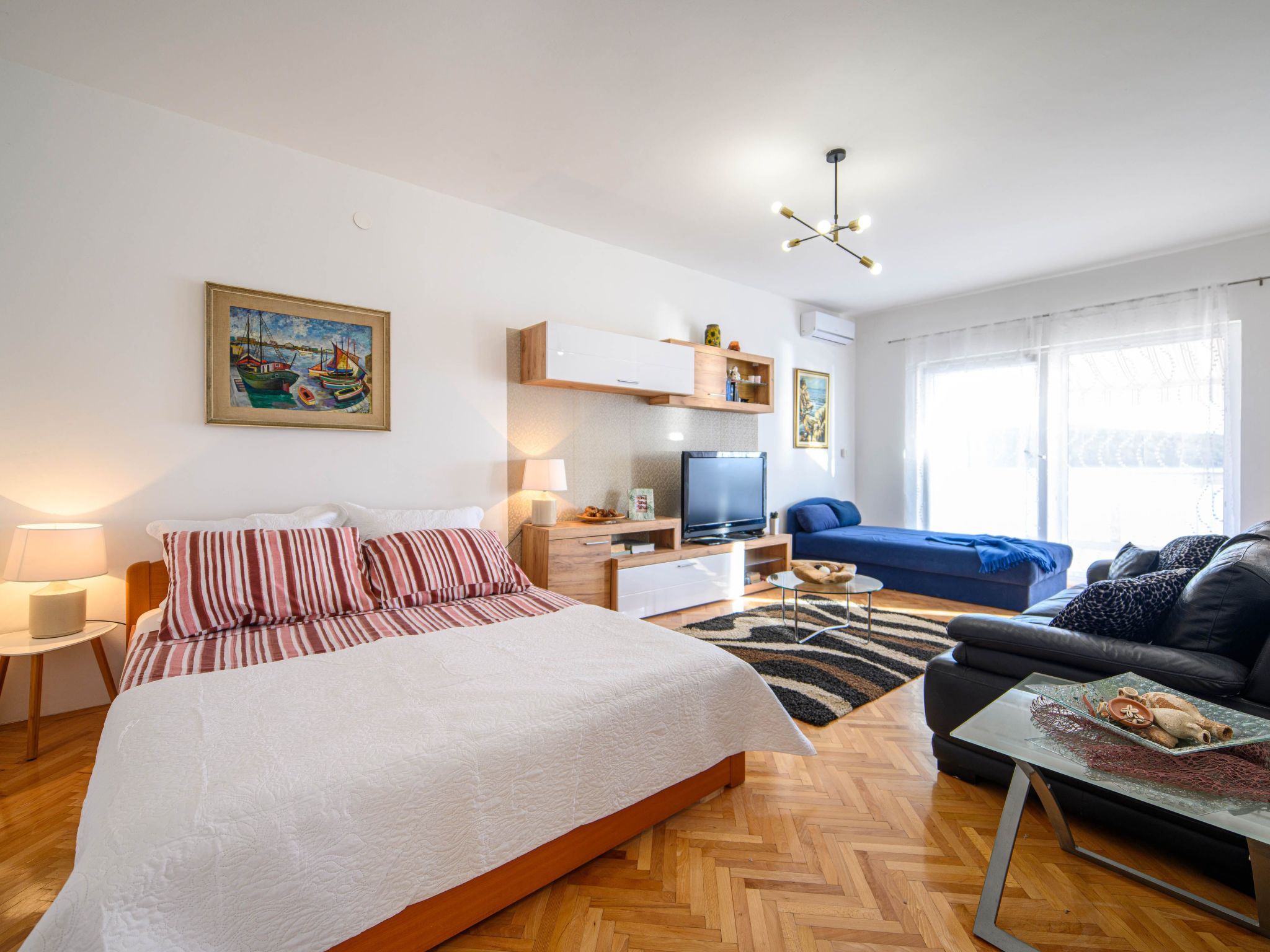 Wohnung mit Blick auf das Wasser-Drinnen