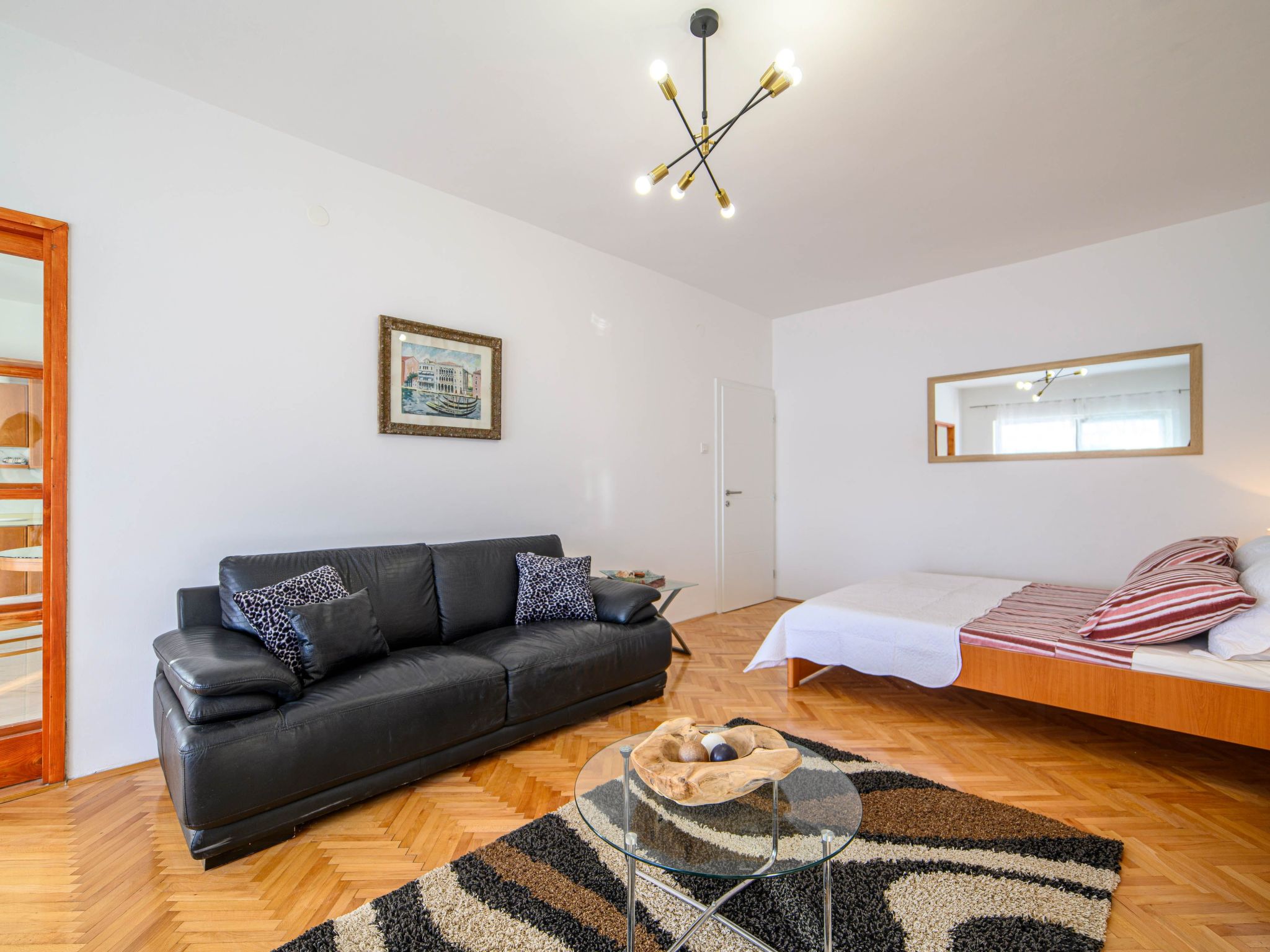 Wohnung mit Blick auf das Wasser-Drinnen