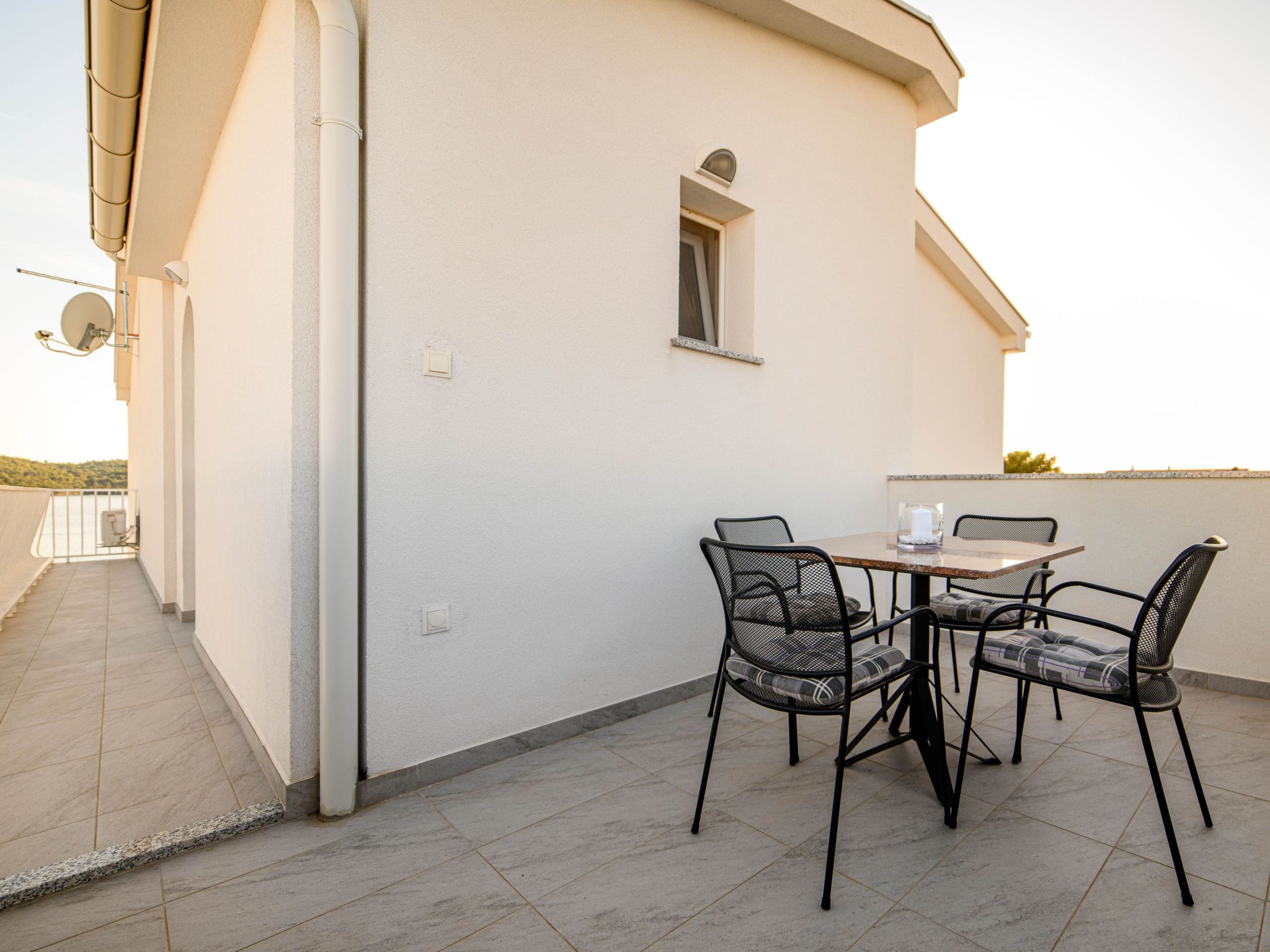 Wohnung in Šibenik mit privatem Parkplatz-Draußen