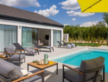 Villa Le in Oklaj: Moderne privévilla met verwarmd zwembad nabij Šibenik - thumbnail 1