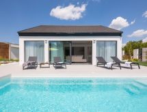 Villa Le in Oklaj: Moderne privévilla met verwarmd zwembad nabij Šibenik - thumbnail 2