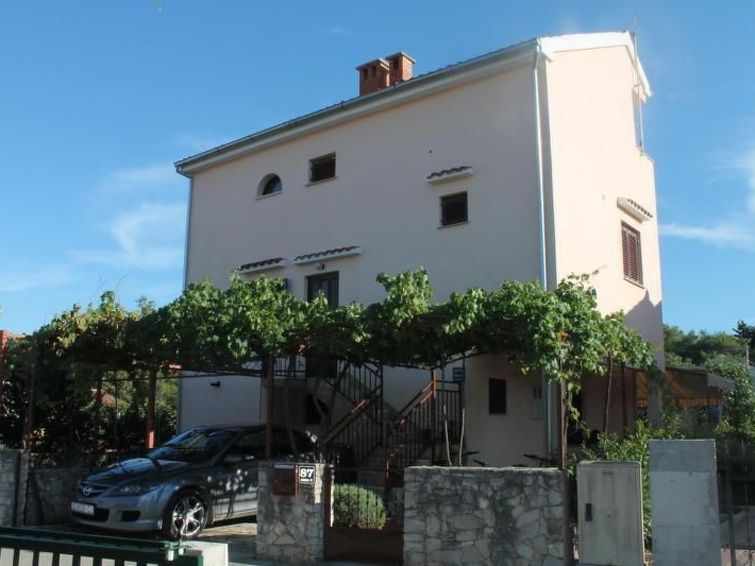 Appartement met open haard direct aan zee in Šibenik in Šibenik