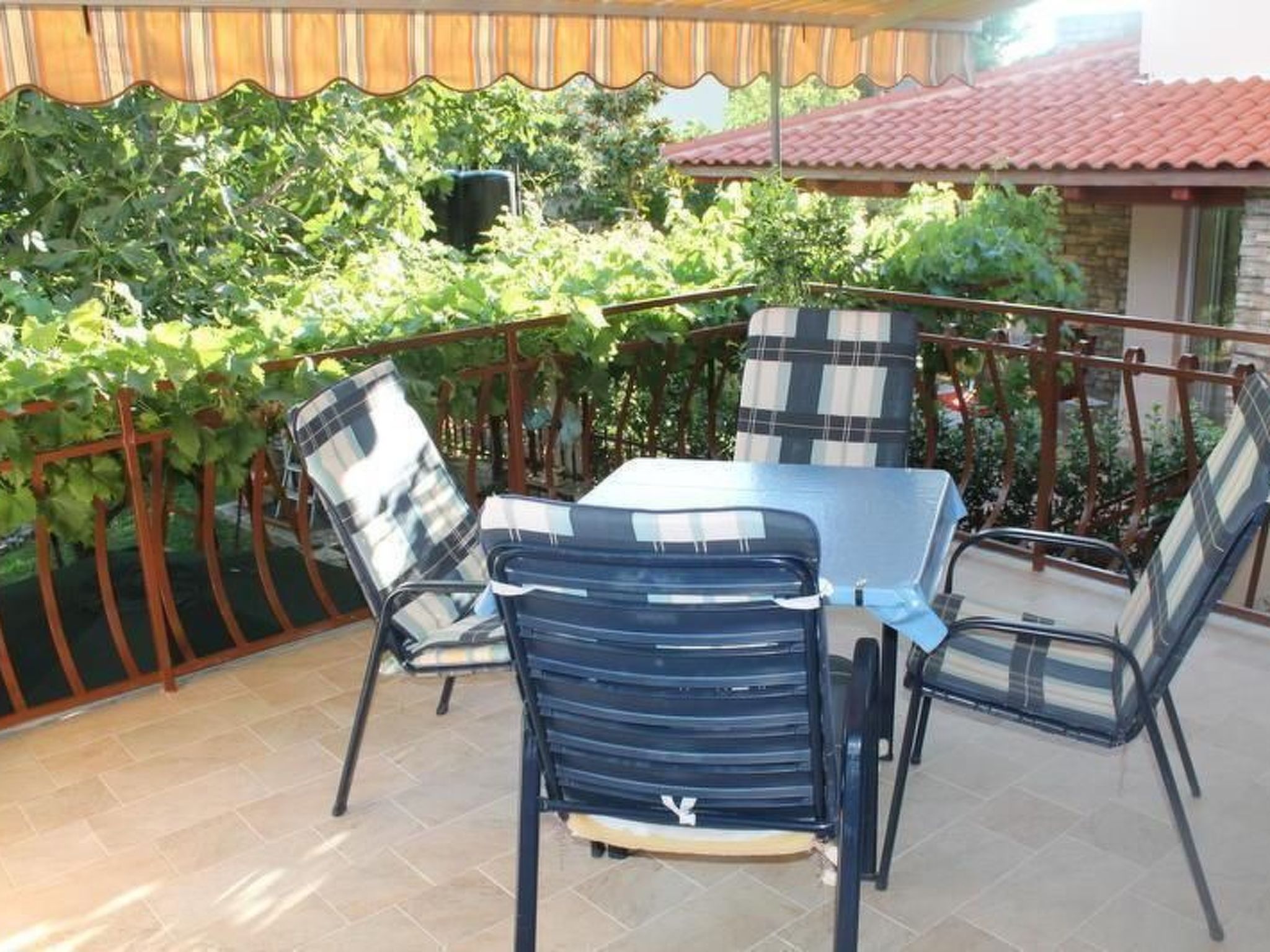 Wohnung Jadrija mit zwei Balkonen in Strandnähe-Binnen