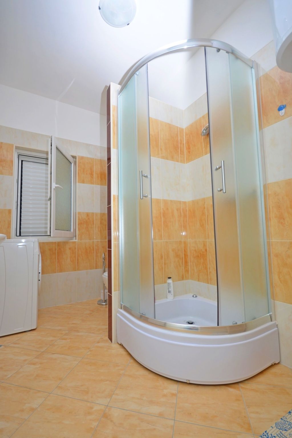 Komfortable, modern eingerichtete Wohnung-Binnen