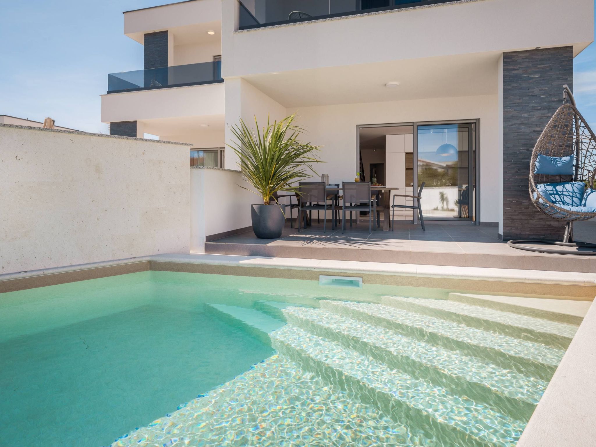 Schöne Villa Sibinium mit Pool in der Nähe des Strandes