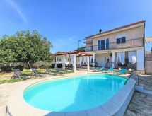 Joy on Countryside: Ruim vakantiehuis voor 15 personen bij Šibenik - thumbnail 1