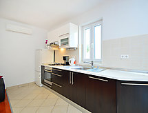 Appartement Ante: Direct aan zee in Brodarica, op 20m van het strand - thumbnail 4