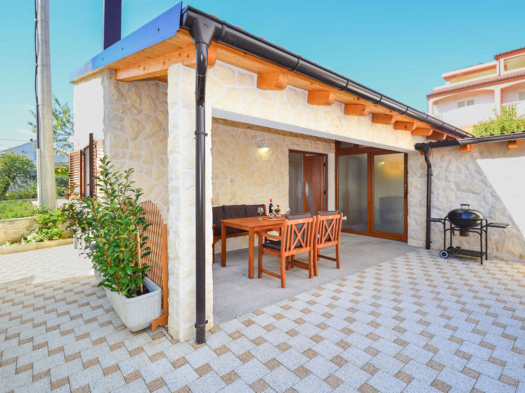 2-persoons bungalow aan zee in Brodarica met wellness en open haard in Brodarica