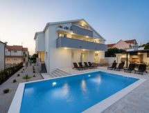 Moderne villa aan het strand in Brodarica voor 11 personen met privé zwembad - thumbnail 2
