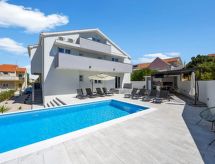 Moderne villa aan het strand in Brodarica voor 11 personen met privé zwembad - thumbnail 3