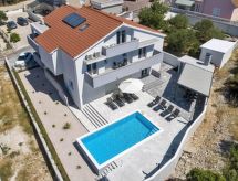 Moderne villa aan het strand in Brodarica voor 11 personen met privé zwembad - thumbnail 4