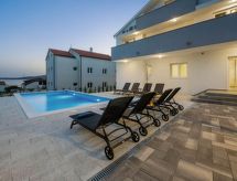 Moderne villa aan het strand in Brodarica voor 11 personen met privé zwembad - thumbnail 6