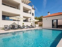 Villa Bianca: Luxe aan het strand voor 12 personen in Brodarica - thumbnail 1