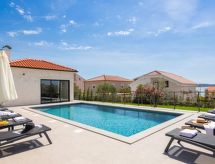 Villa Bianca: Luxe aan het strand voor 12 personen in Brodarica - thumbnail 4