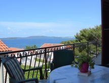 Vakantiehuis Rose aan zee in Žaborić, Midden Dalmatië - thumbnail 1