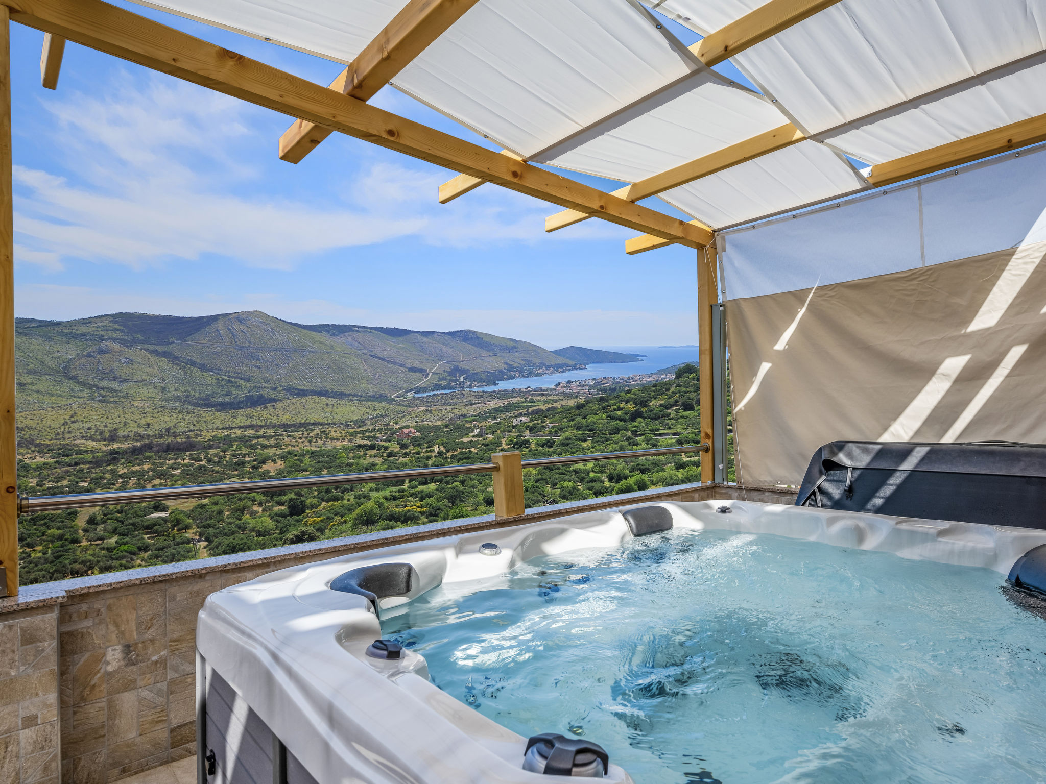 Halfvrijstaand huis 3-kamers 54 m2 op 2 verdiepingen, op het zuidwesten gelegen. Woon-/eetkamer met Sat-TV (Flatscreen TV), air-conditioning. Uitgang naar het terras. Open keuken (1 kookplaat, oven, a..