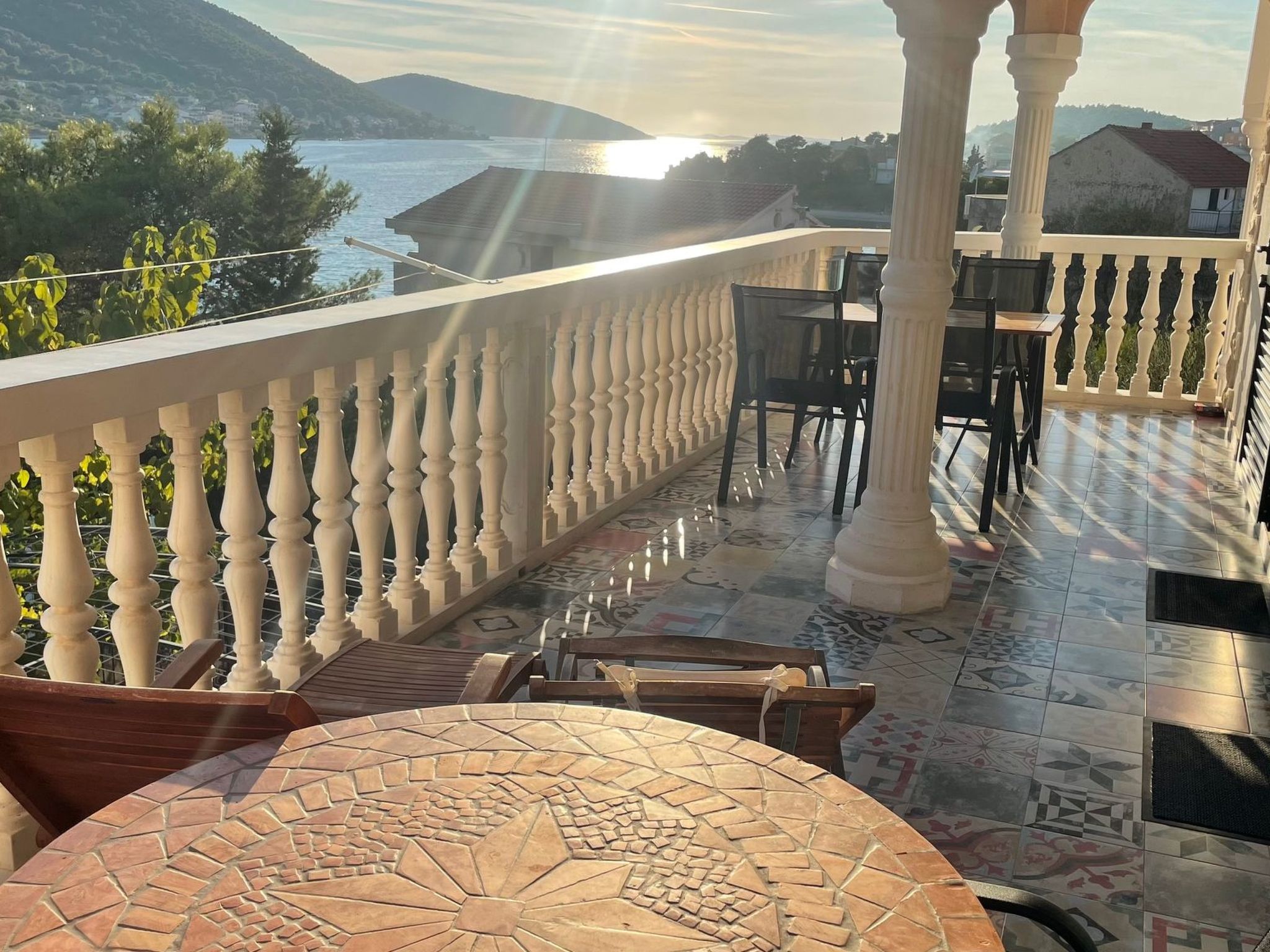 Mit einer überdachten Terrasse