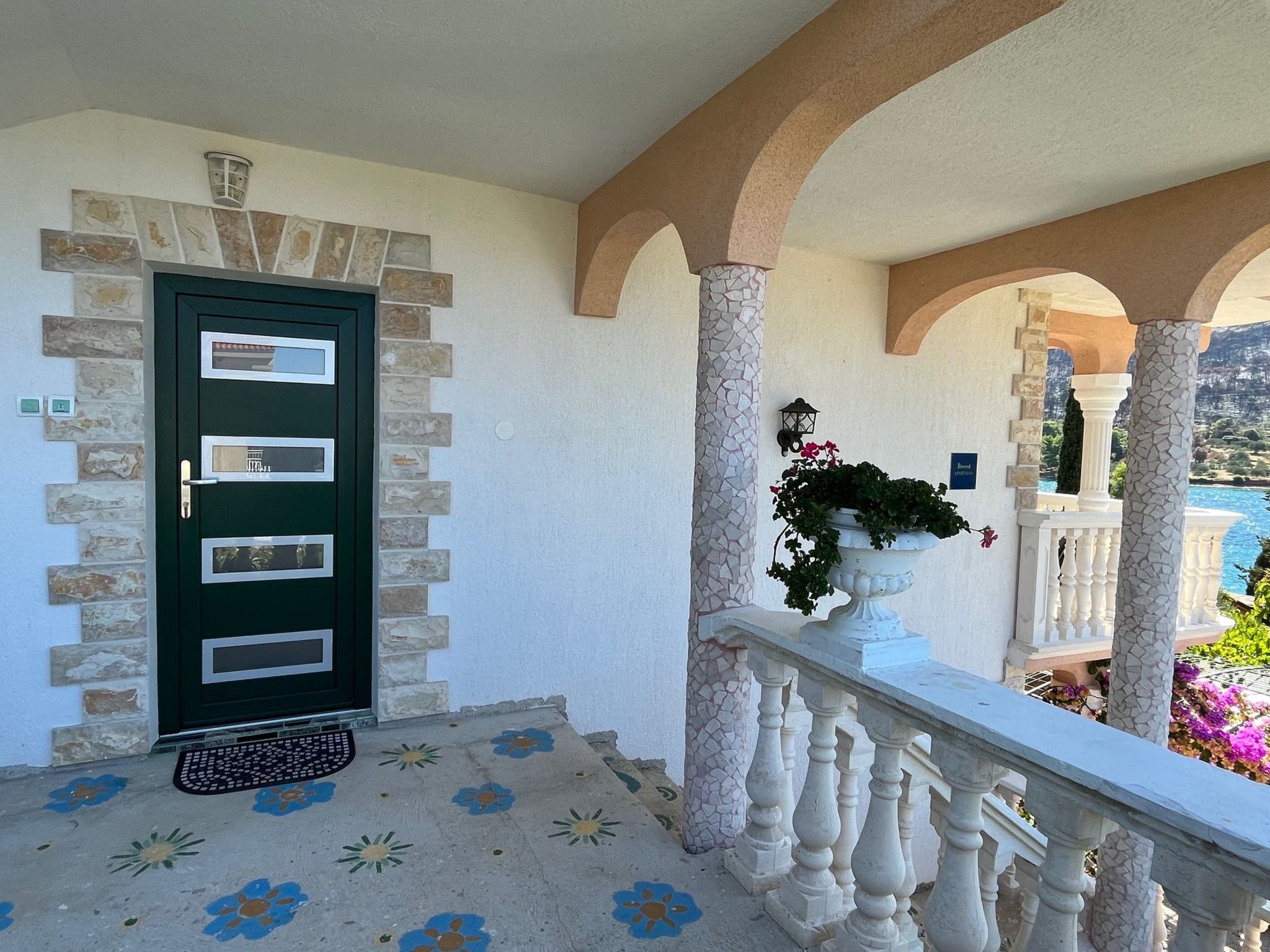 Mit einer überdachten Terrasse