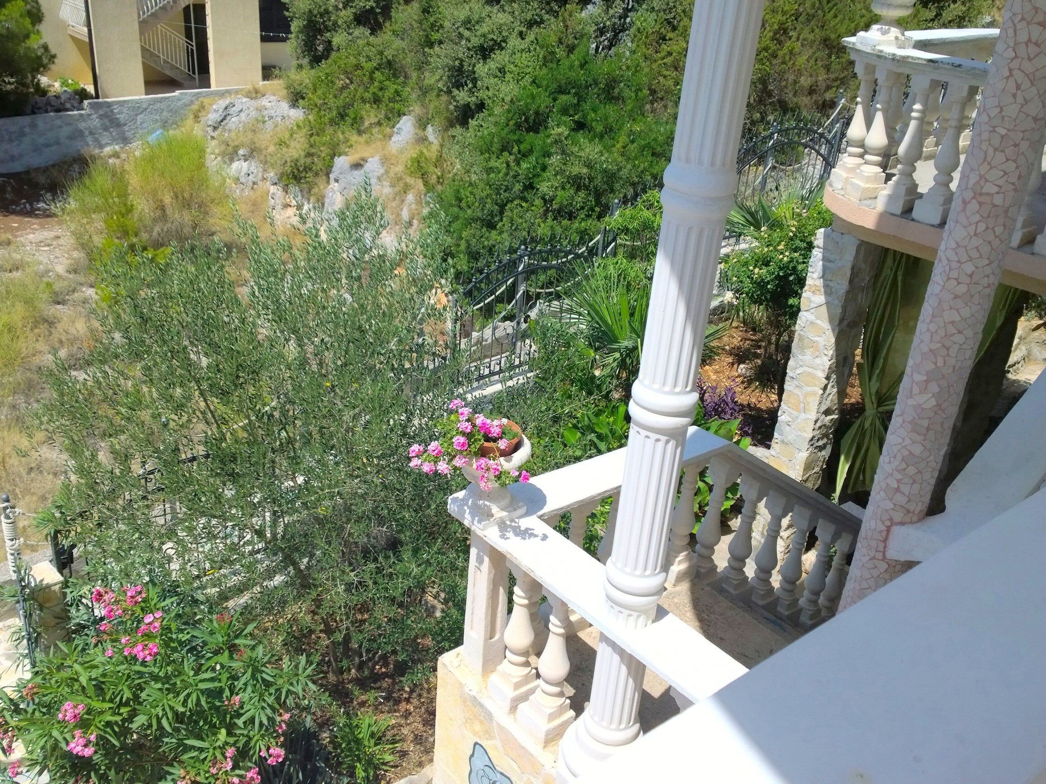 Mit einer überdachten Terrasse