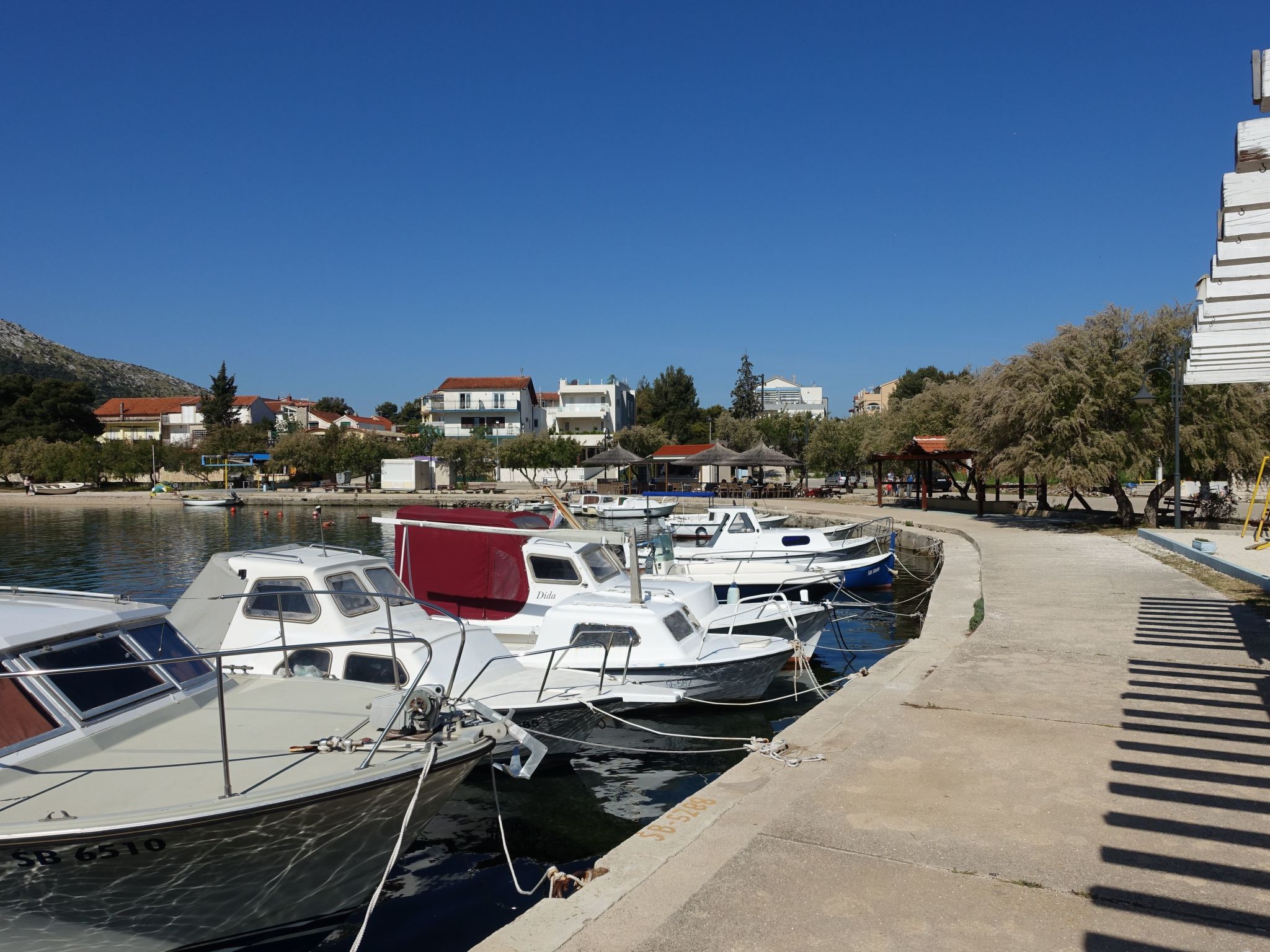 Für 4 Personen  + 2 Kinder ca. 100 m&sup2; in Grebastica, Dalmatien (Gespanscha-Draußen