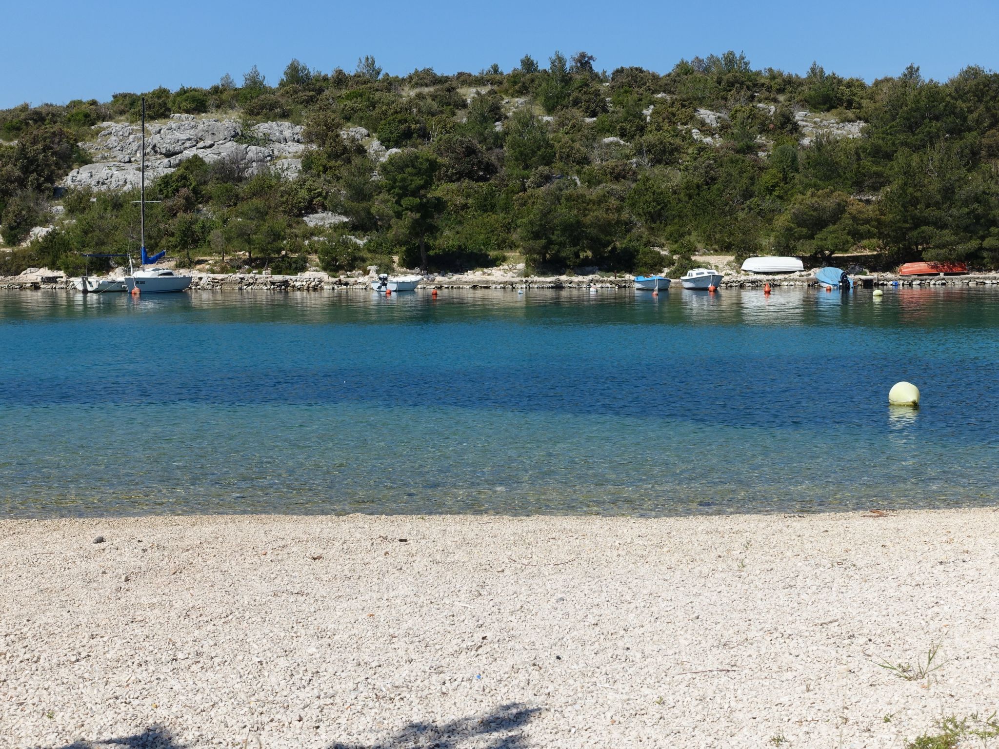 Für 4 Personen  + 2 Kinder ca. 100 m&sup2; in Grebastica, Dalmatien (Gespanscha-Draußen