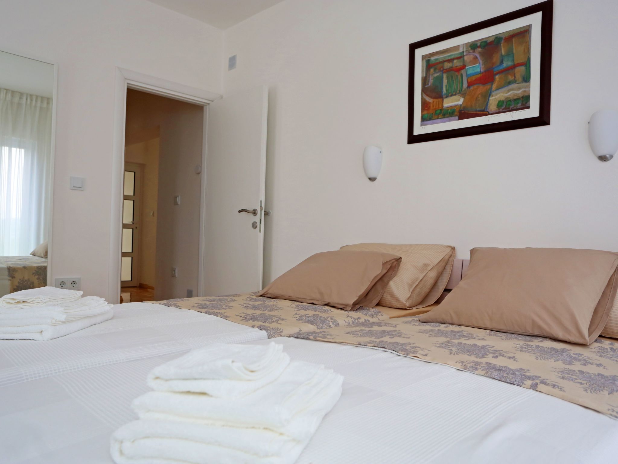 Für 4 Personen  + 2 Kinder ca. 100 m&sup2; in Grebastica, Dalmatien (Gespanscha-Drinnen