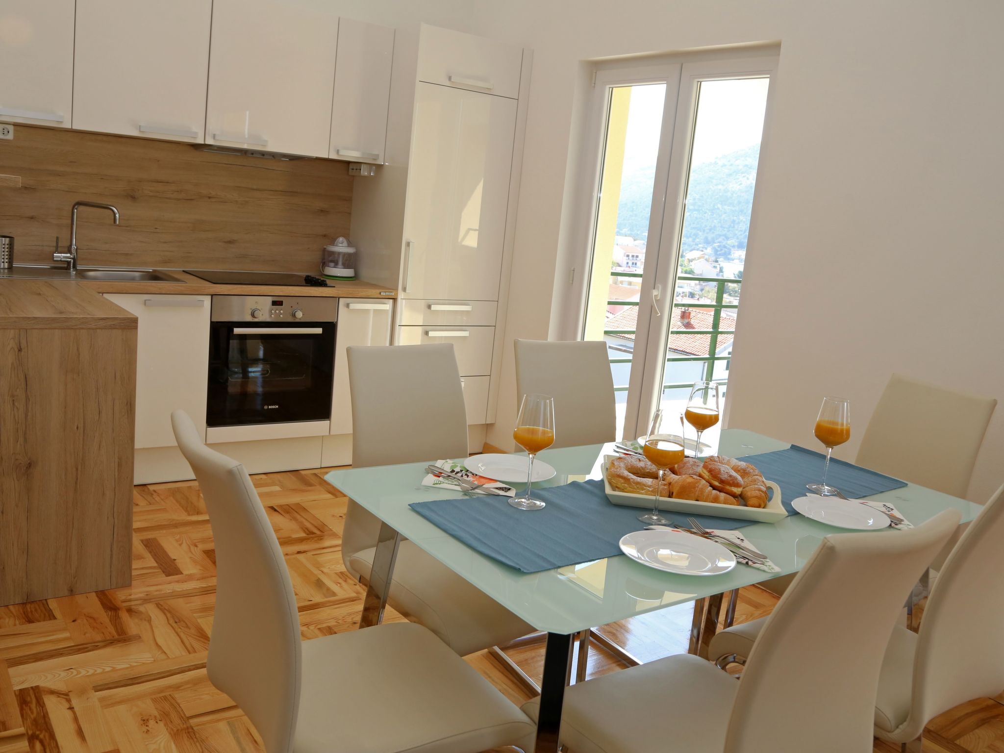 Für 4 Personen  + 2 Kinder ca. 100 m&sup2; in Grebastica, Dalmatien (Gespanscha-Drinnen