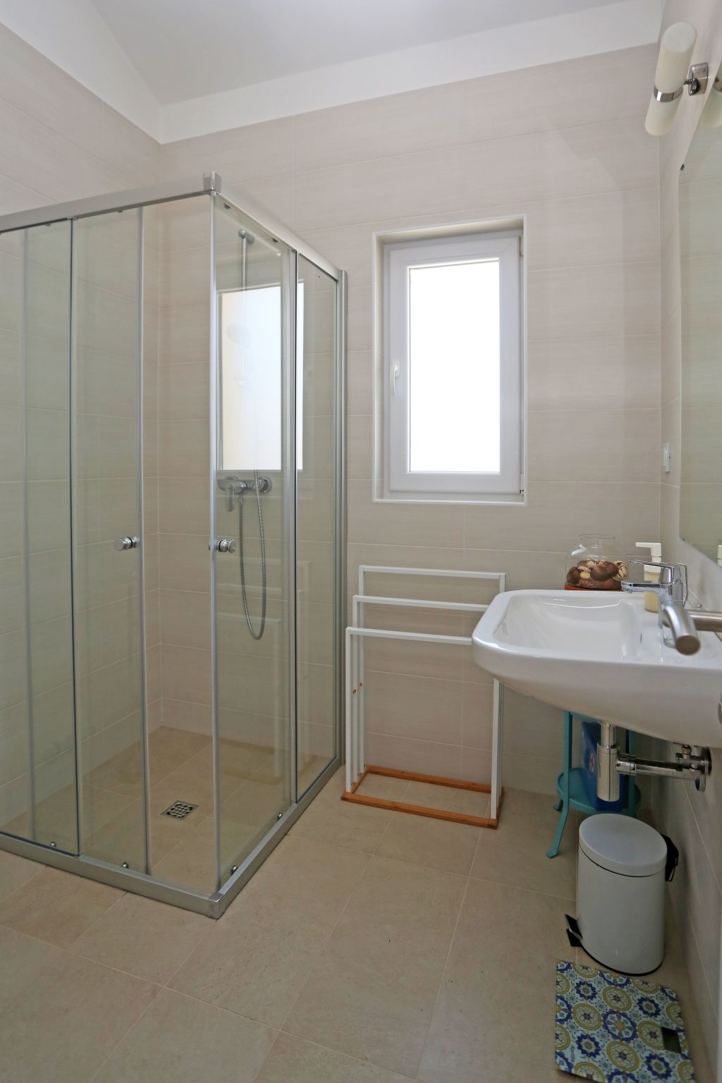 Für 4 Personen  + 2 Kinder ca. 100 m&sup2; in Grebastica, Dalmatien (Gespanscha-Drinnen