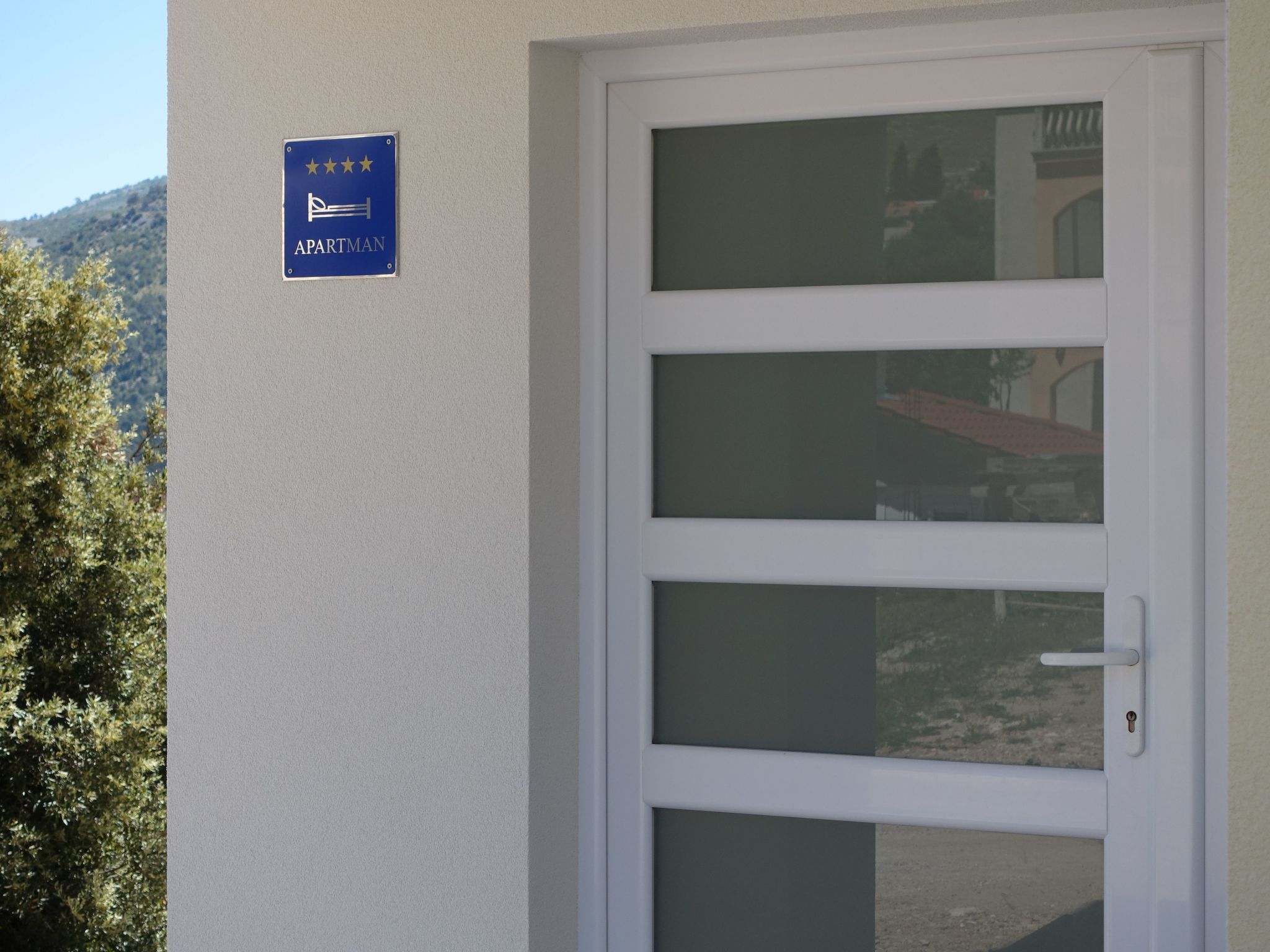 Für 4 Personen  + 2 Kinder ca. 100 m&sup2; in Grebastica, Dalmatien (Gespanscha-Draußen