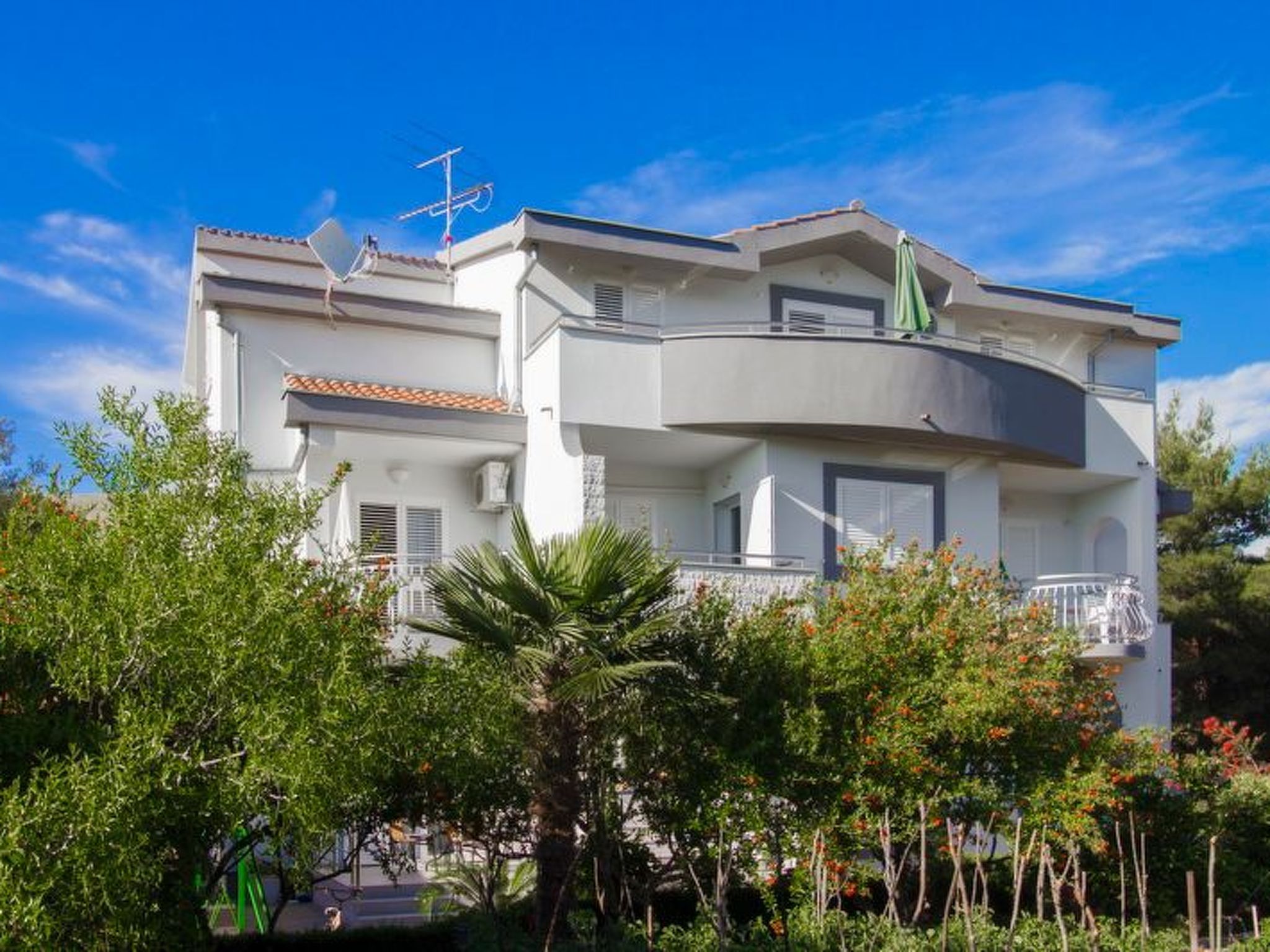 The modern apartment house with a total of six holiday apartments is located in Grebaštica, a picturesque coastal town in the vicinity of Sibenik. It is in a great position for a family vacation as i..