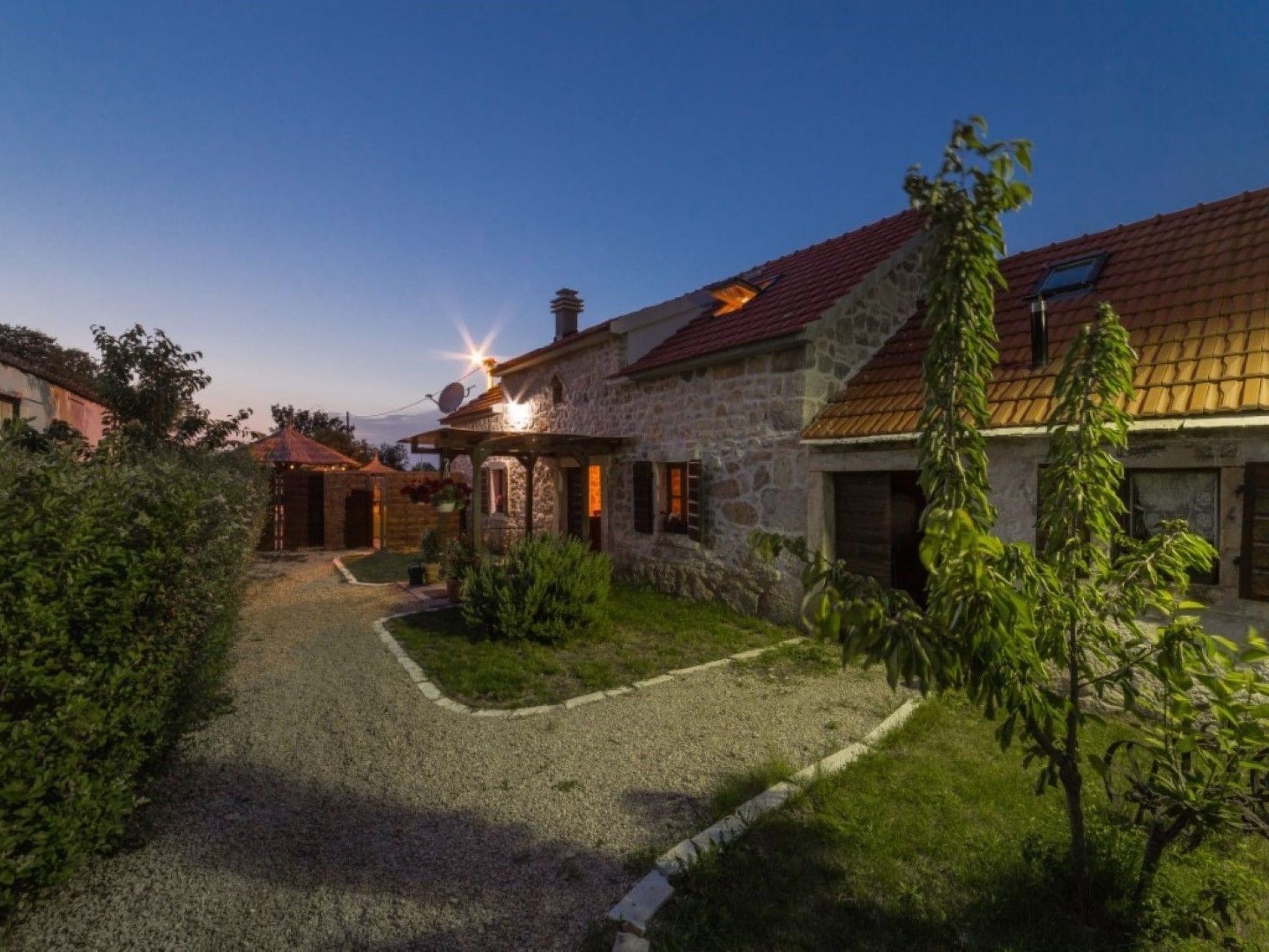 Charmante Ferienvilla Krka-Drinnen